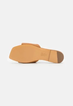 MCM Travia Slide - Sandalias Planas - Cognac -Hava Tienda de ventas 08d633d5545b4bbf964731407014af53 scaled