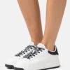 Emporio Armani Zapatillas - White/Black