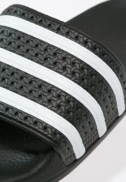 Adidas Originals Adilette Unisex - Sandalias Planas - Black/White -Hava Tienda de ventas 6837c498b2814795b7dd3abdbb371eaa