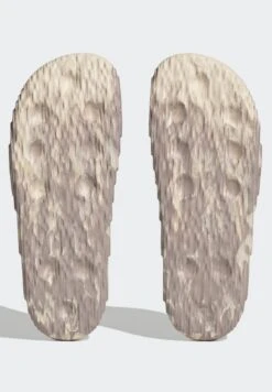 Adidas Originals Adilette 22 Unisex - Chanclas De Baño - Sand Strata/Taupe/Core Black -Hava Tienda de ventas ba49ec61a19a44108d223574552fda3a