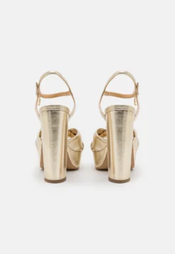 TWINSET Con Dettaglio Nodo Effetto Metallizzato - Sandalias De Tacón - Oro Laminato -Hava Tienda de ventas cda55a1af3554e5d82cc3aef9d5d15fe scaled