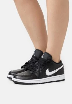 Wmns Air Jordan 1 Low 365 - Zapatillas - Black/White